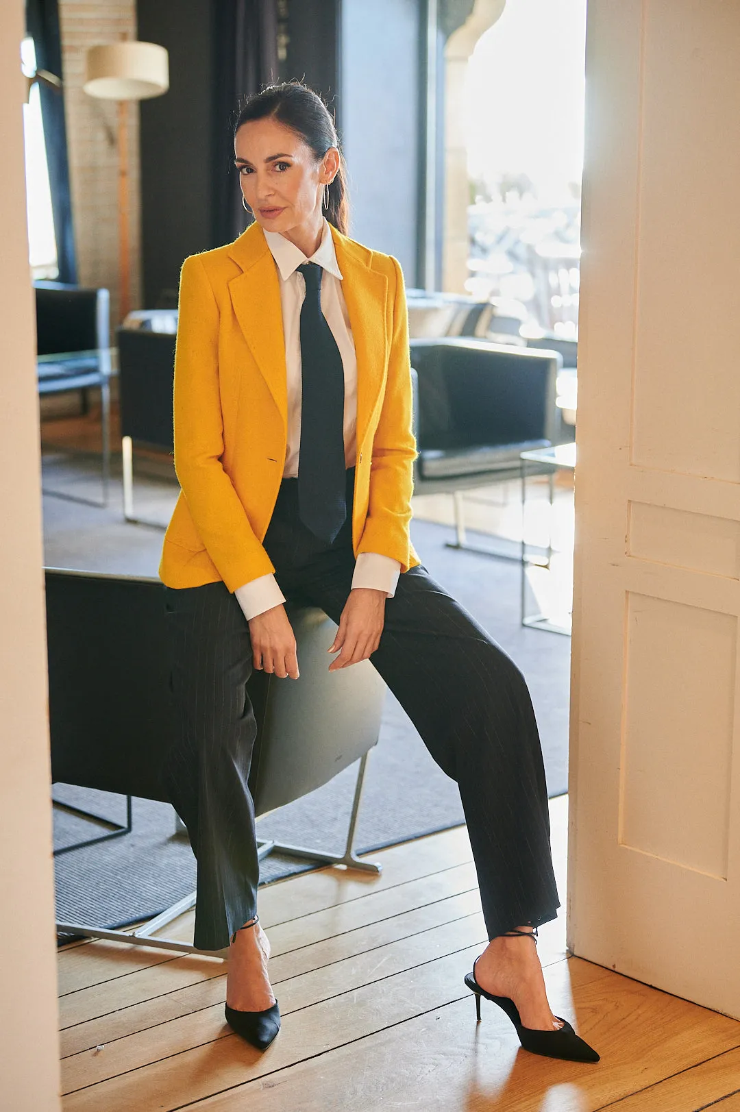 Timeless and elegant blazer EVELYN SLIM FIT YELLOW